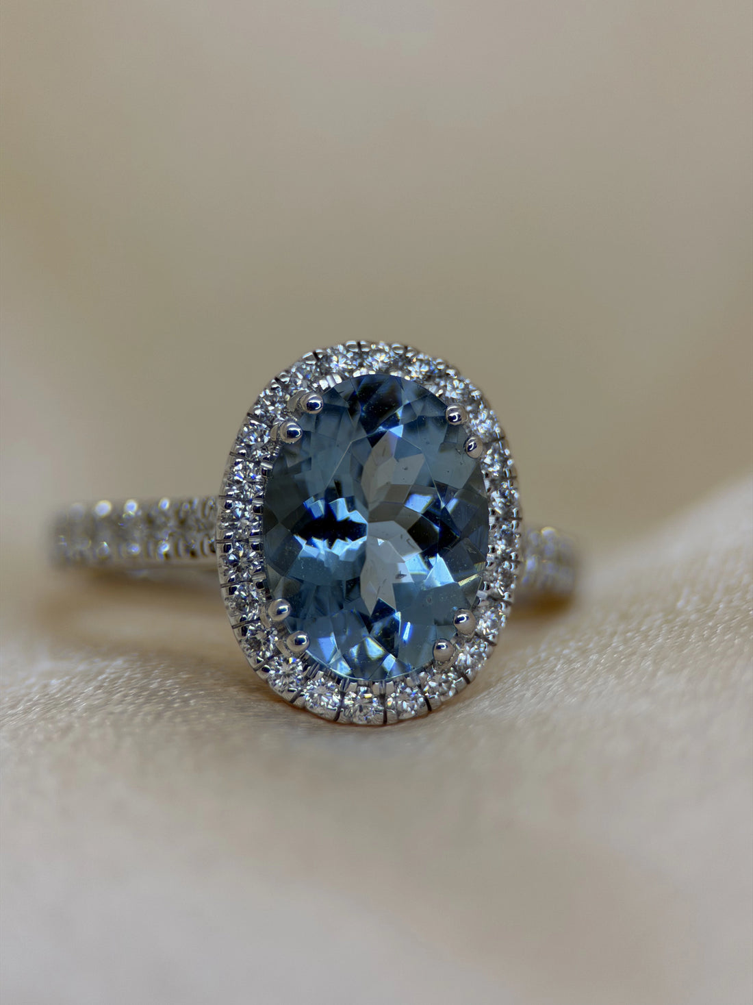 Oval Aquamarine &amp; Diamond Halo Ring in 18K White Gold – 2.70 ct