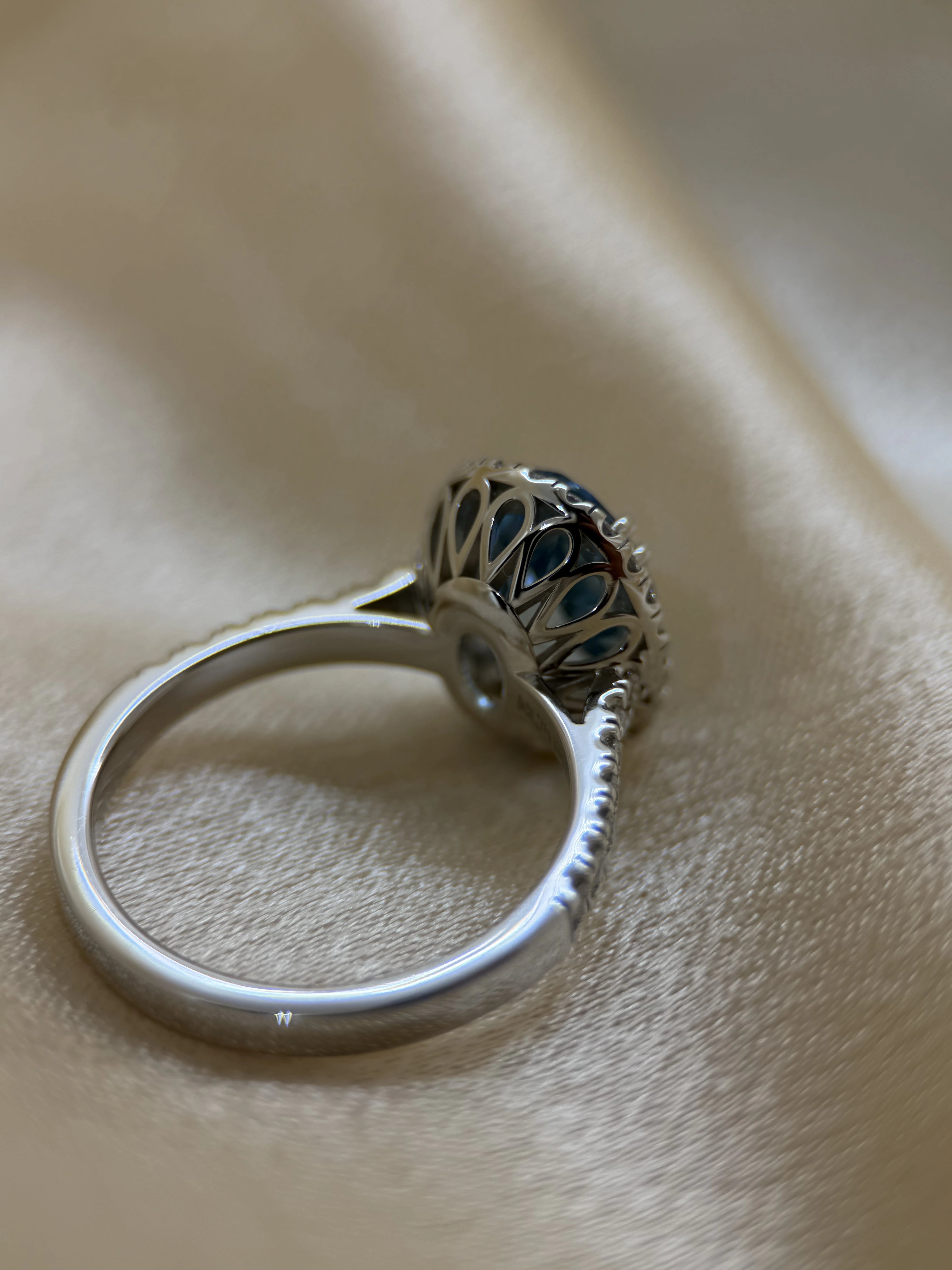 Färgstensring med Oval Akvamarin &amp; Briljanter i 18K Vitguld – 2,70 ct