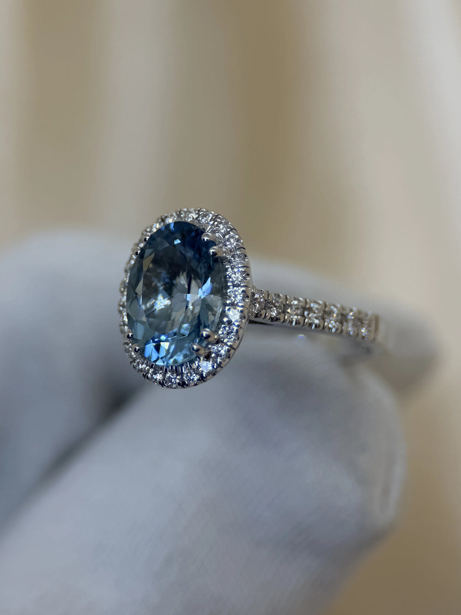 Färgstensring med Oval Akvamarin &amp; Briljanter i 18K Vitguld – 2,70 ct