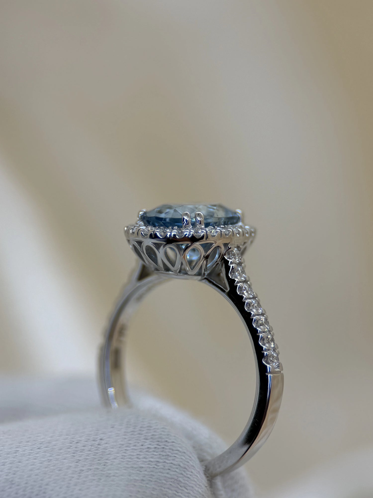 Färgstensring med Oval Akvamarin &amp; Briljanter i 18K Vitguld – 2,70 ct