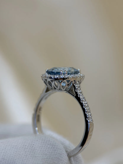 Färgstensring med Oval Akvamarin &amp; Briljanter i 18K Vitguld – 2,70 ct