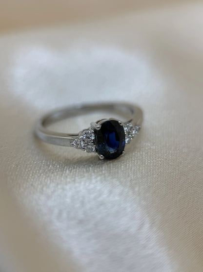 Färgstensring med Oval Blå Safir &amp; Briljanter i 18K Vitguld – 5 x 7 mm