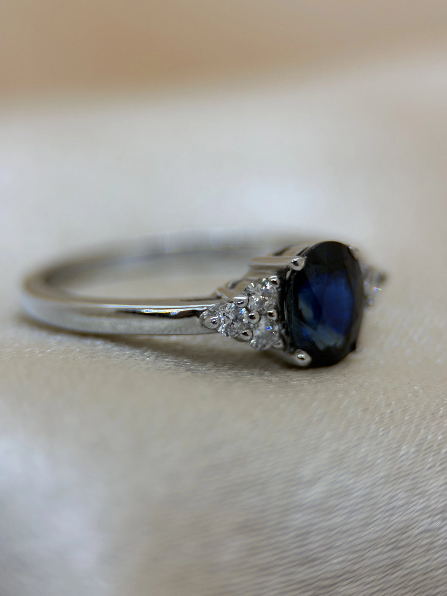 Färgstensring med Oval Blå Safir &amp; Briljanter i 18K Vitguld – 5 x 7 mm