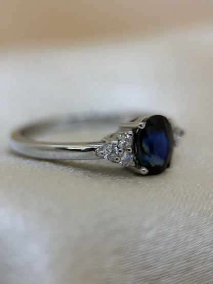 Färgstensring med Oval Blå Safir &amp; Briljanter i 18K Vitguld – 5 x 7 mm