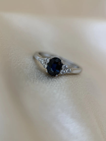 Färgstensring med Oval Blå Safir &amp; Briljanter i 18K Vitguld – 5 x 7 mm