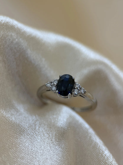 Färgstensring med Oval Blå Safir &amp; Briljanter i 18K Vitguld – 5 x 7 mm