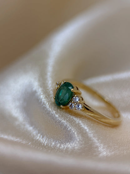 Oval Emerald &amp; Diamond Ring in 18K Yellow Gold – 5 x 7 mm