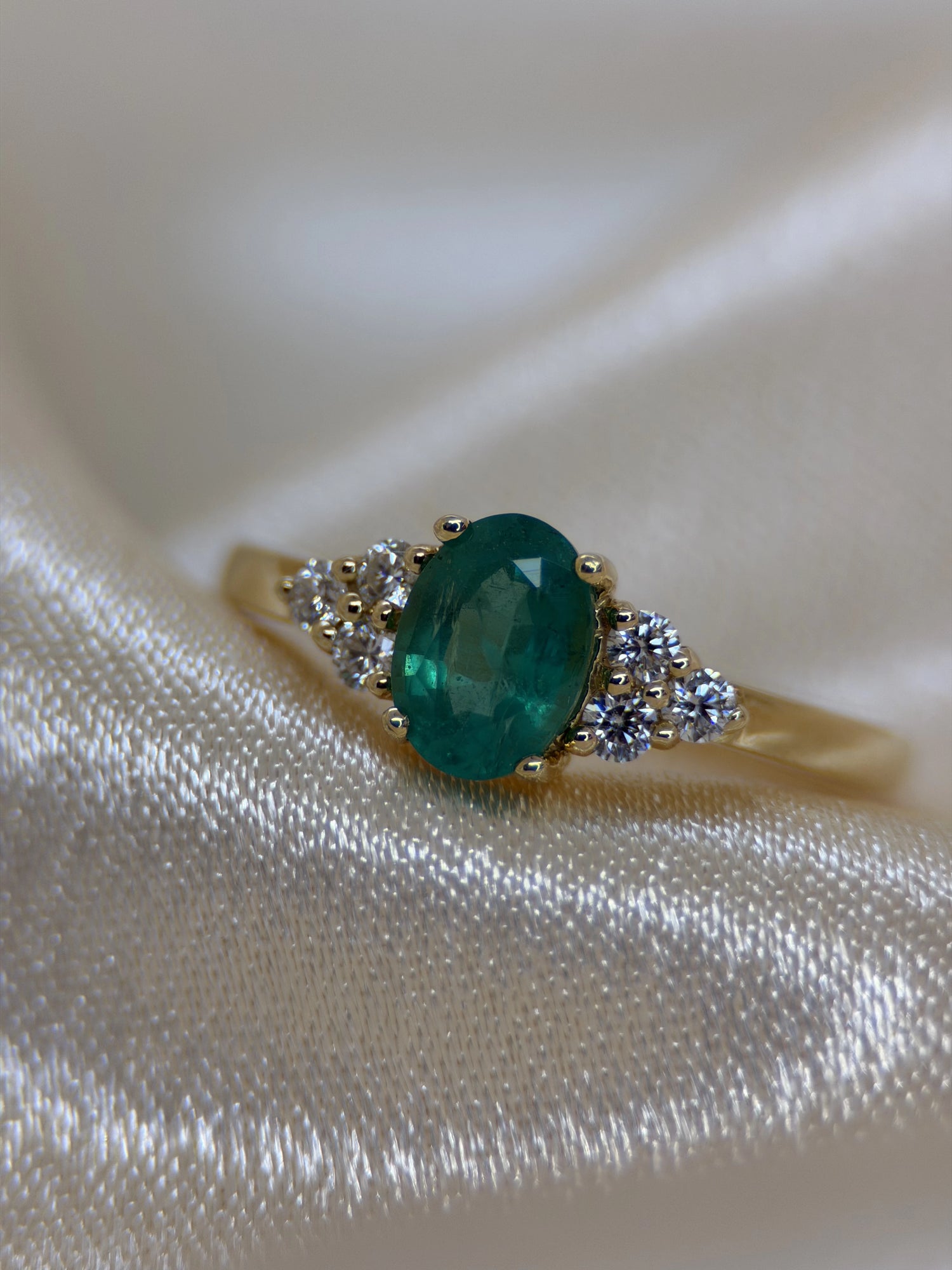 Oval Emerald &amp; Diamond Ring in 18K Yellow Gold – 5 x 7 mm
