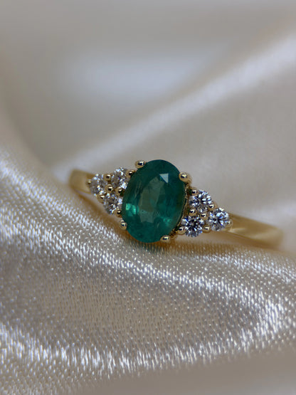 Oval Emerald &amp; Diamond Ring in 18K Yellow Gold – 5 x 7 mm