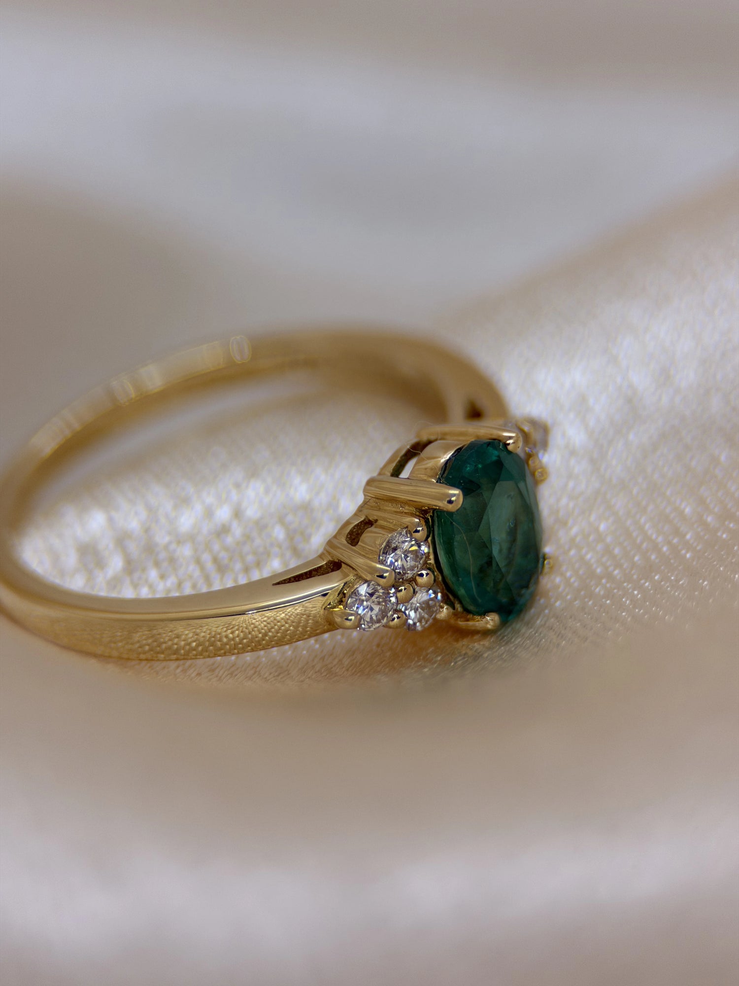 Oval Emerald &amp; Diamond Ring in 18K Yellow Gold – 5 x 7 mm