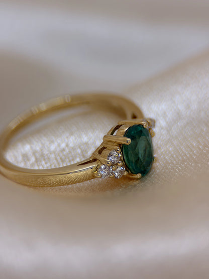 Oval Emerald &amp; Diamond Ring in 18K Yellow Gold – 5 x 7 mm