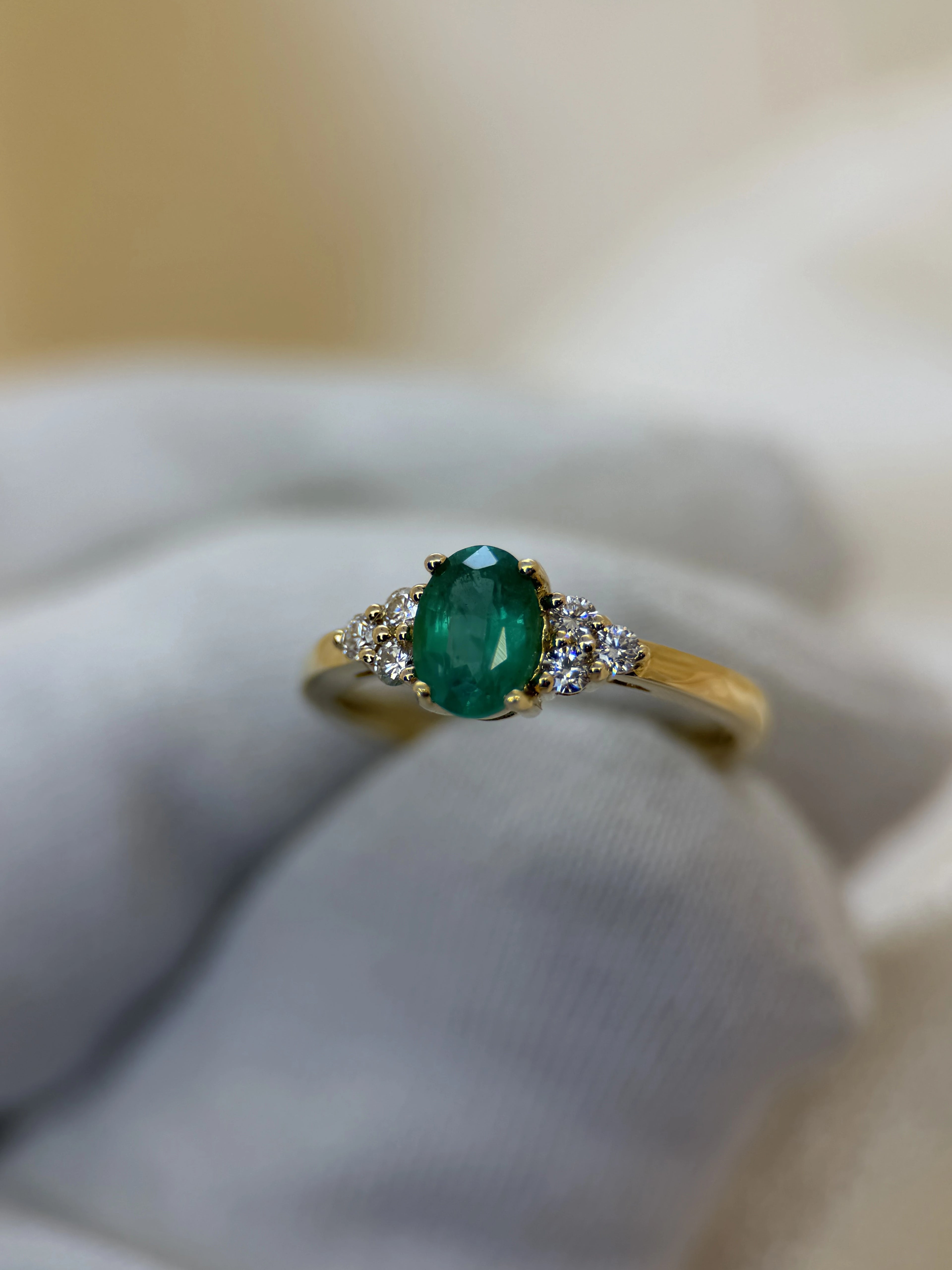 Oval Emerald &amp; Diamond Ring in 18K Yellow Gold – 5 x 7 mm