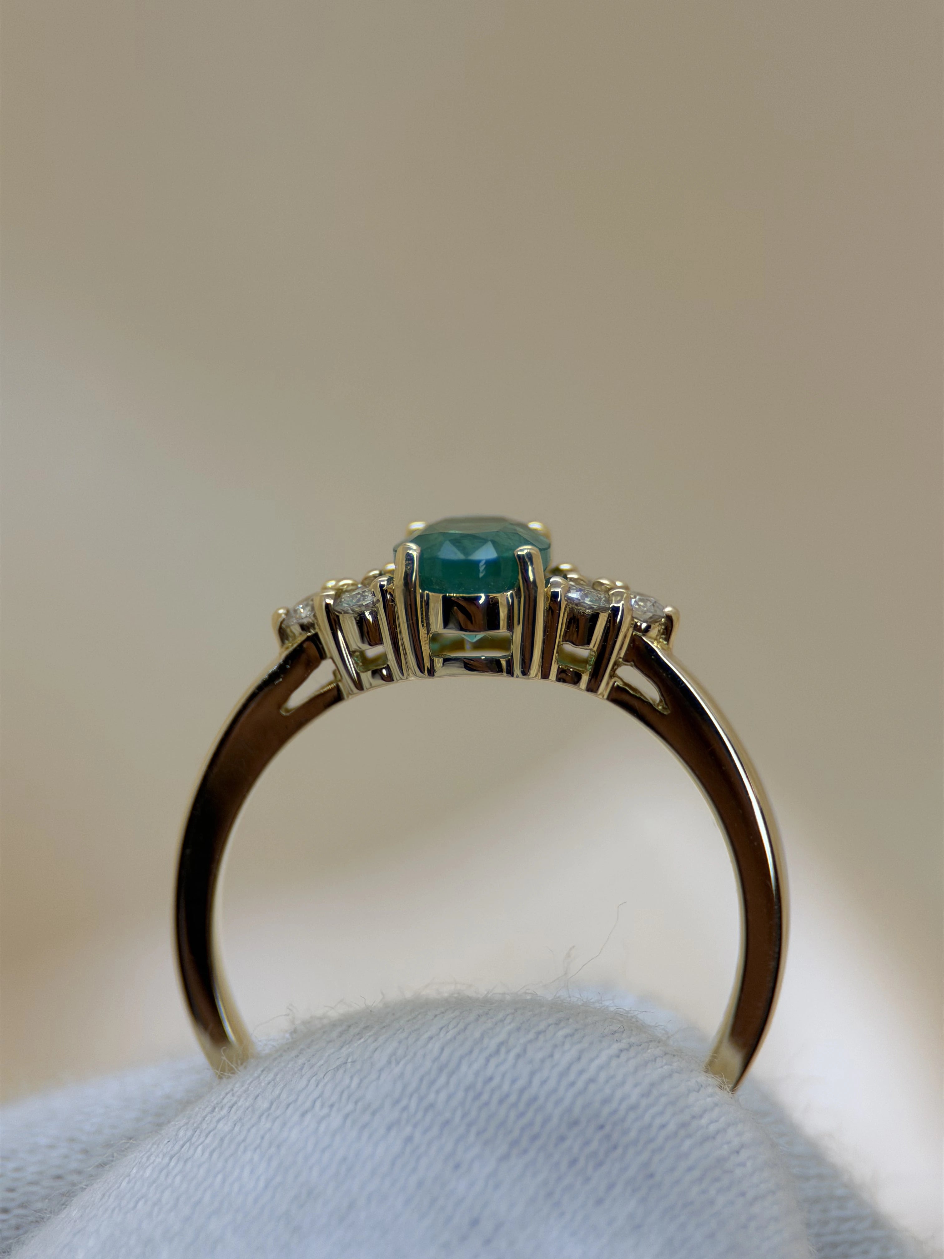 Oval Emerald &amp; Diamond Ring in 18K Yellow Gold – 5 x 7 mm