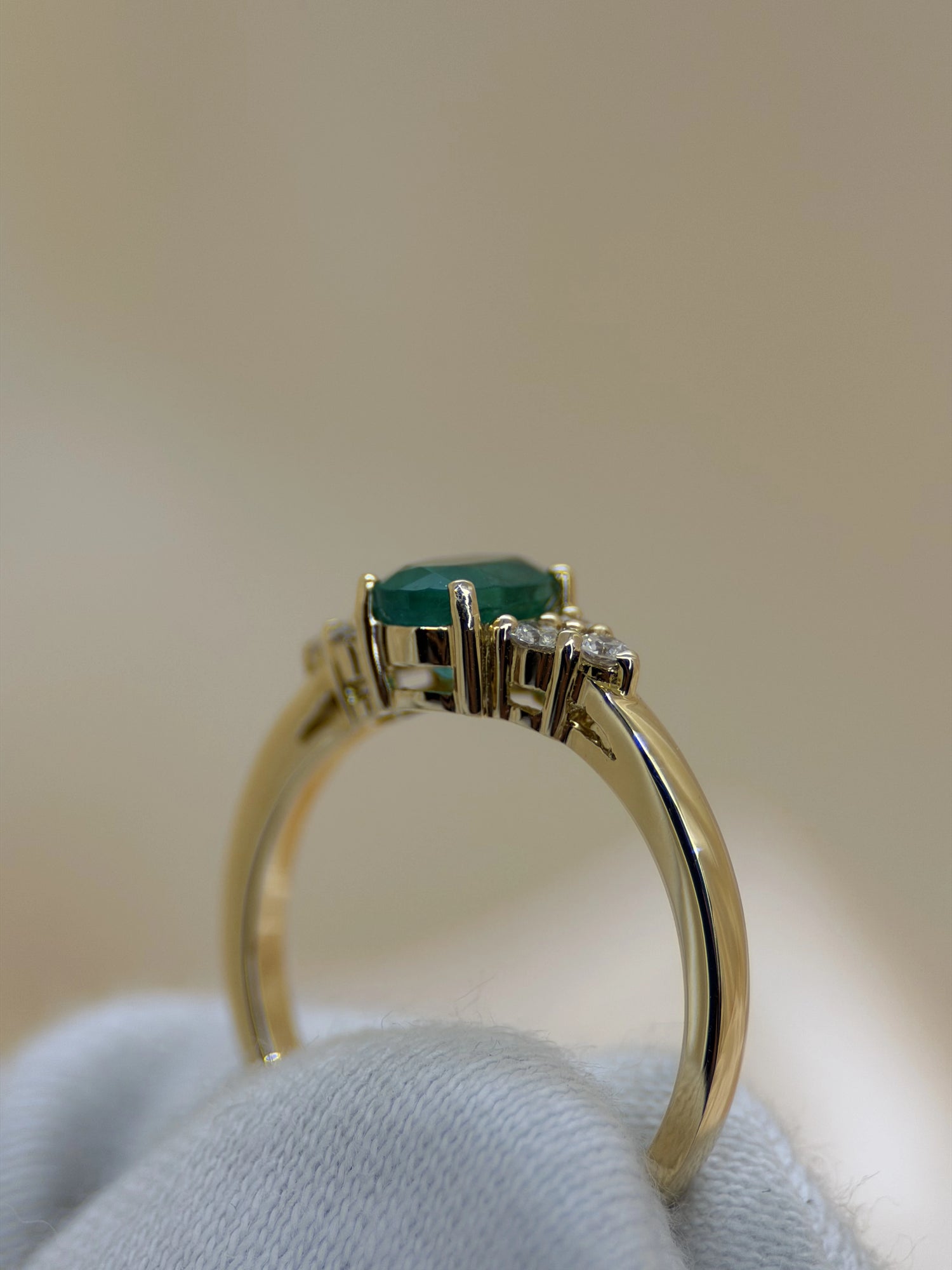 Oval Emerald &amp; Diamond Ring in 18K Yellow Gold – 5 x 7 mm