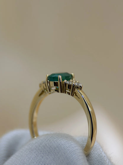 Oval Emerald &amp; Diamond Ring in 18K Yellow Gold – 5 x 7 mm