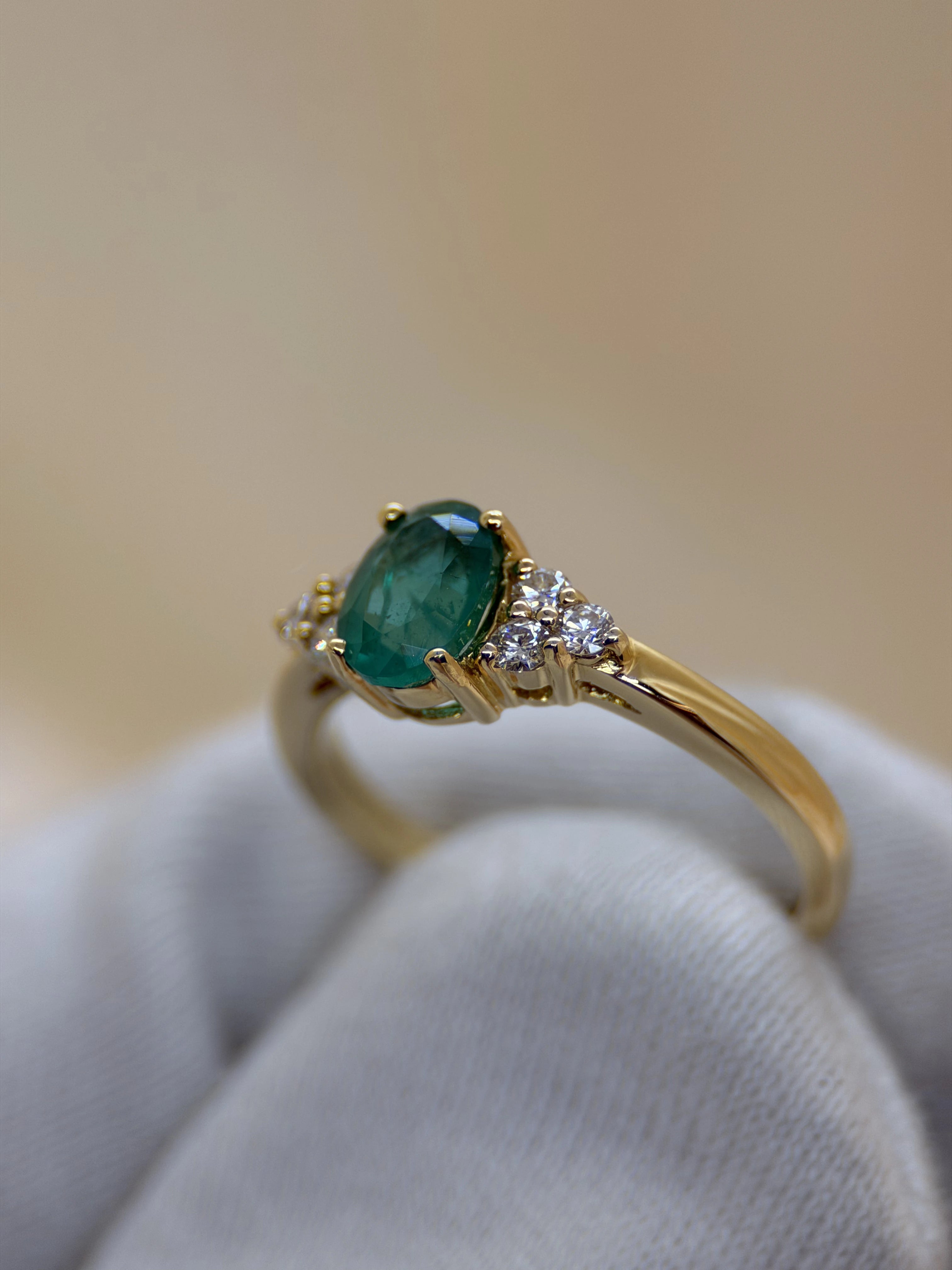 Oval Emerald &amp; Diamond Ring in 18K Yellow Gold – 5 x 7 mm