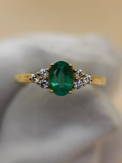 Oval Emerald &amp; Diamond Ring in 18K Yellow Gold – 5 x 7 mm