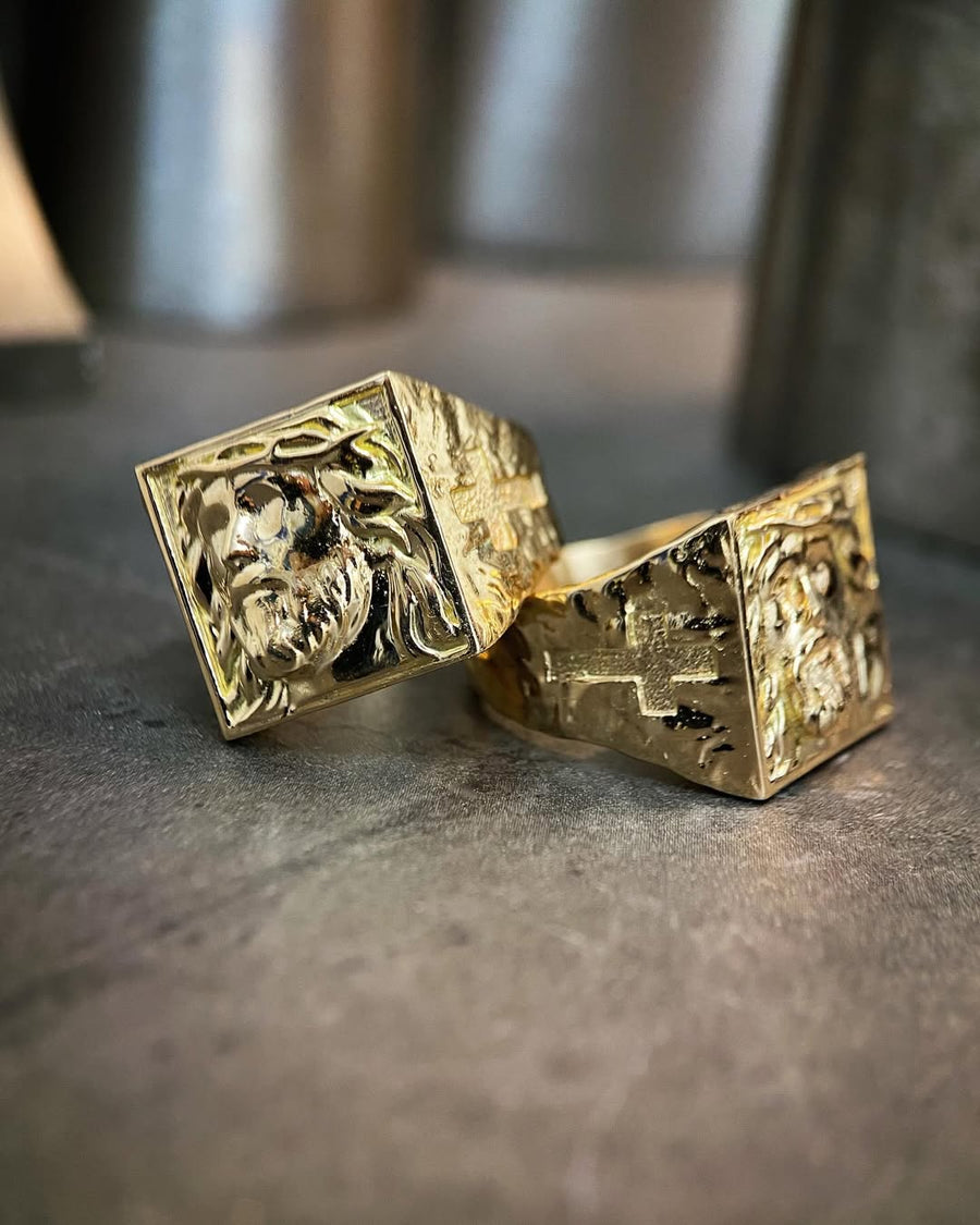 Två maffiga Jesus-klackringar i 18k rödguld – tillverkade av återvunnet guld som kunden själv hade med sig.