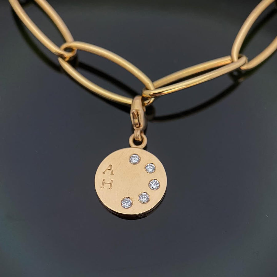 Ge ditt smycke en personlig touch med en snygg handgravyr! Här har vi återanvänt kundens gamla guld och diamanter och...