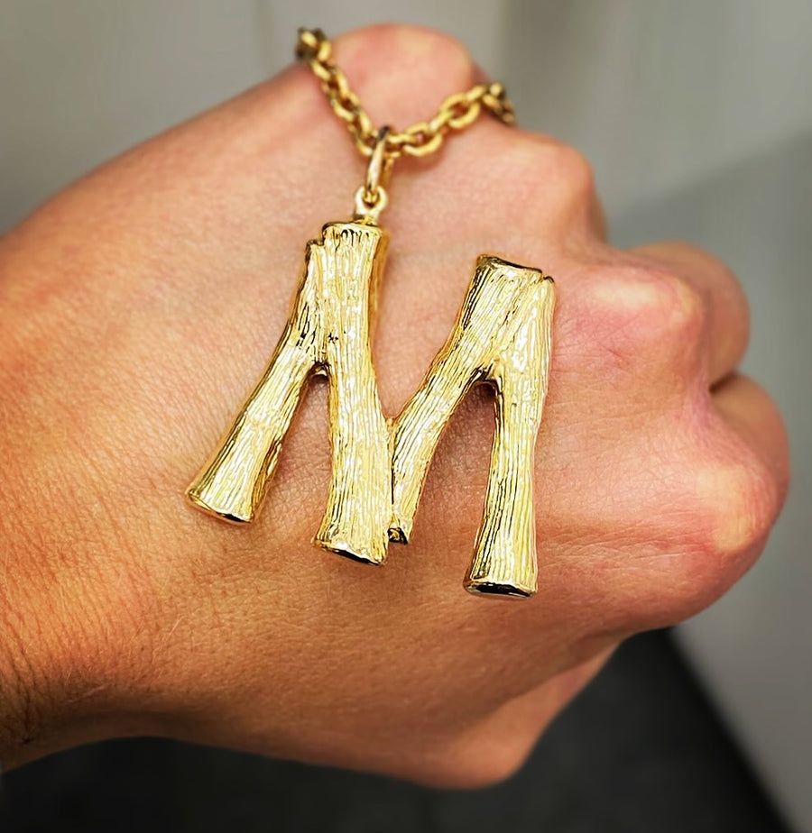 Här har vi omarbetat kundens eget guld till detta maffiga hänge i rödguld 18k.