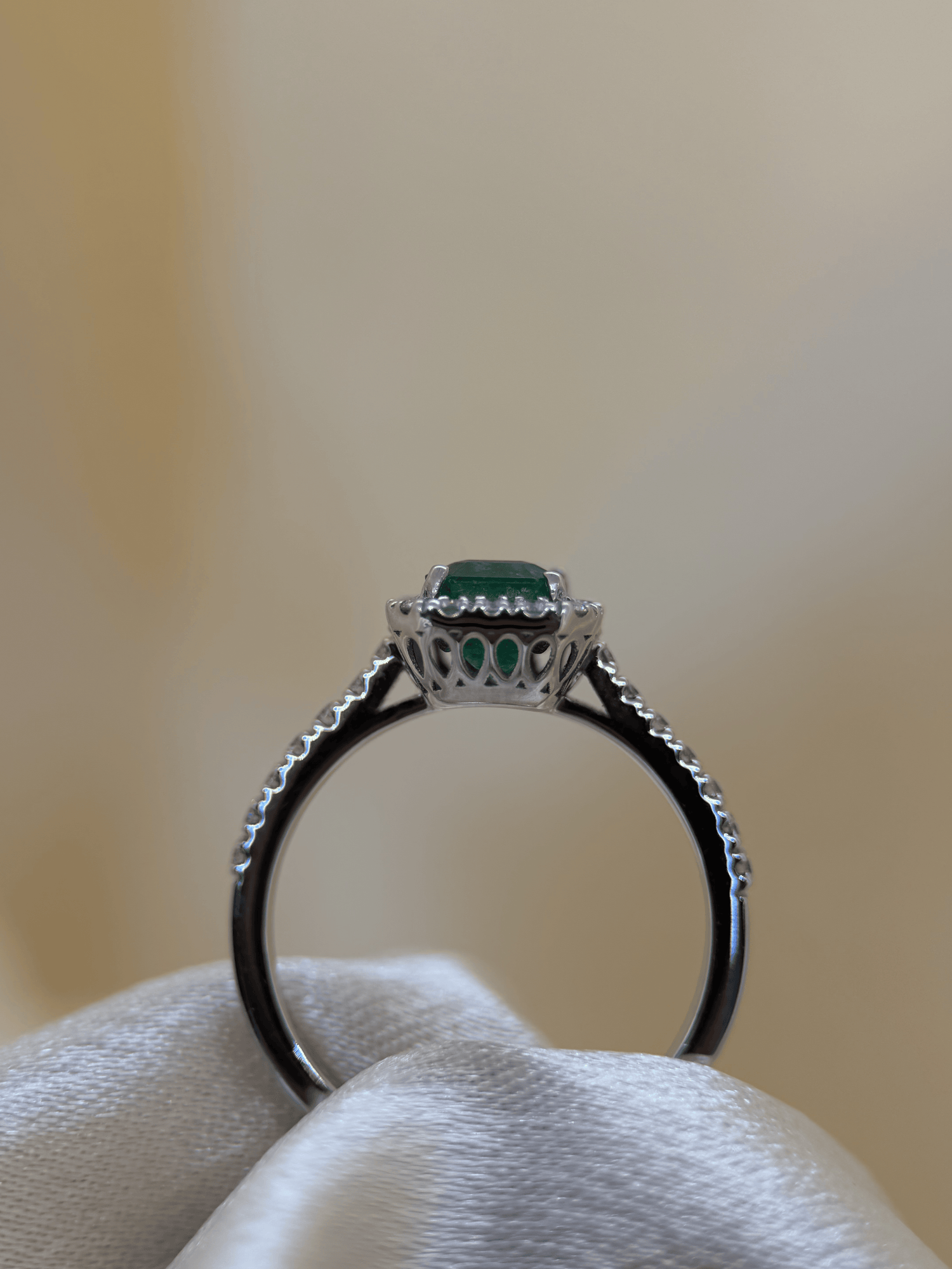 Färgstensring med Smaragd &amp; Briljanter i 18K Vitguld – 1,32 ct