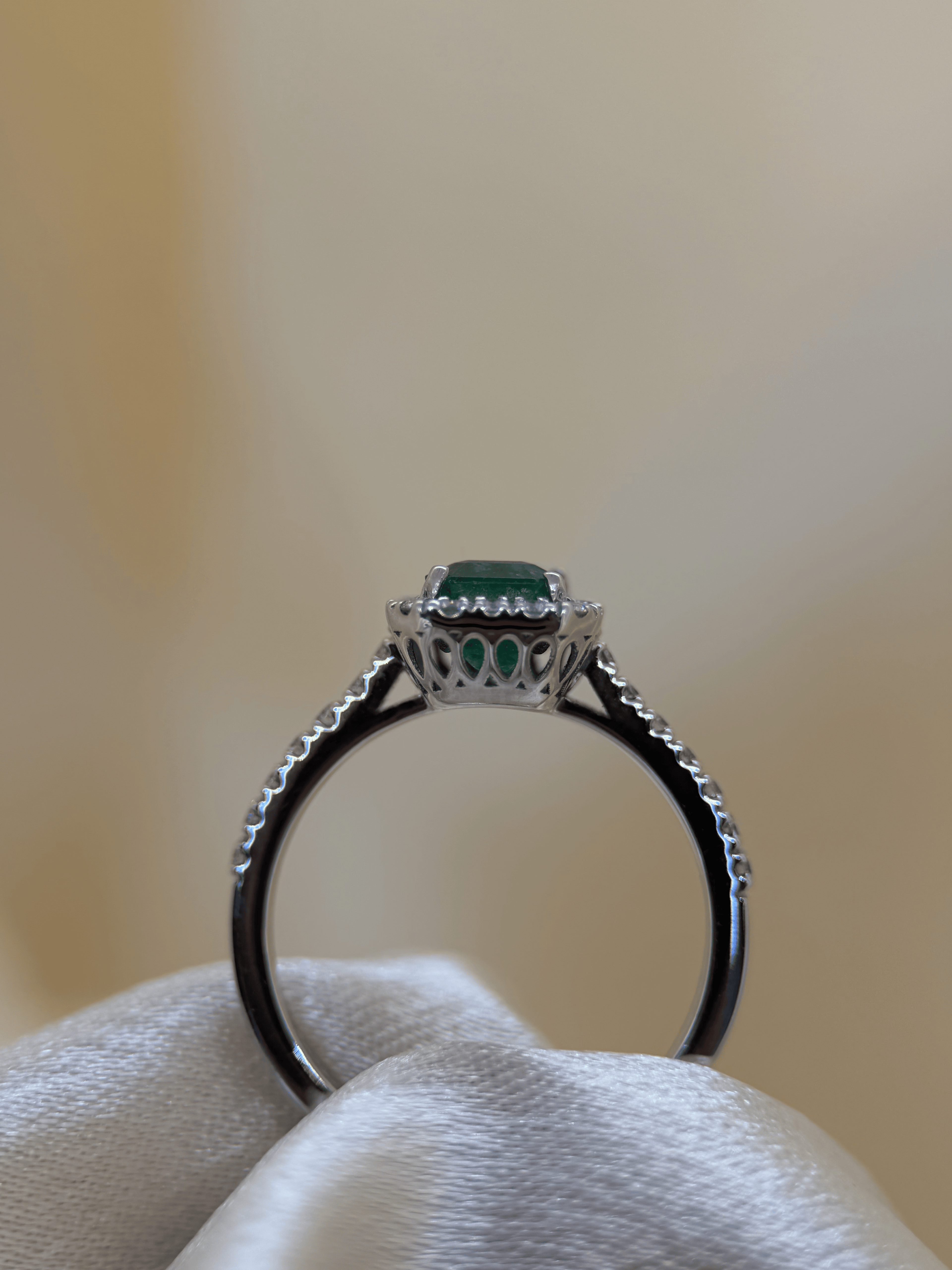 Färgstensring med Smaragd &amp; Briljanter i 18K Vitguld – 1,32 ct