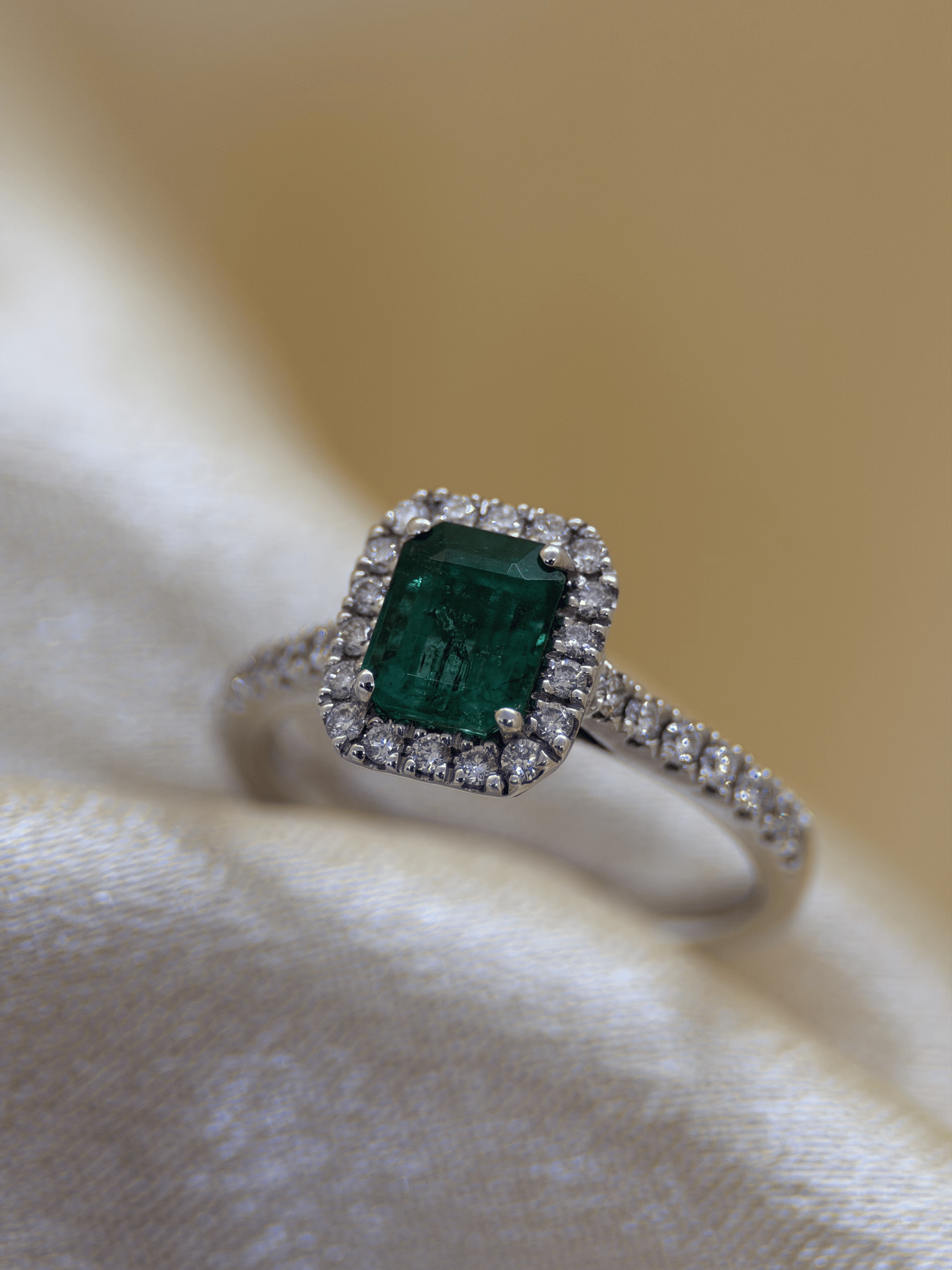 Färgstensring med Smaragd &amp; Briljanter i 18K Vitguld – 1,32 ct
