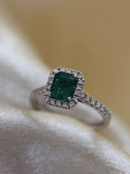 Färgstensring med Smaragd &amp; Briljanter i 18K Vitguld – 1,32 ct