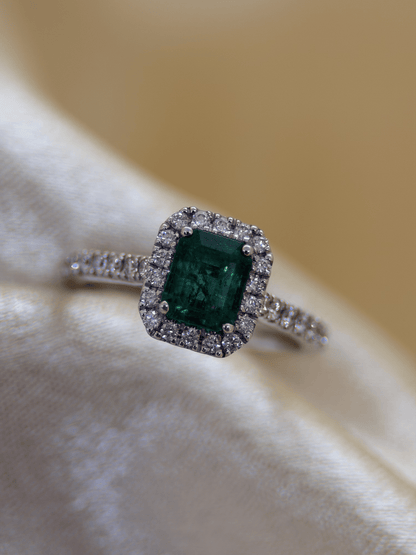 Färgstensring med Smaragd &amp; Briljanter i 18K Vitguld – 1,32 ct