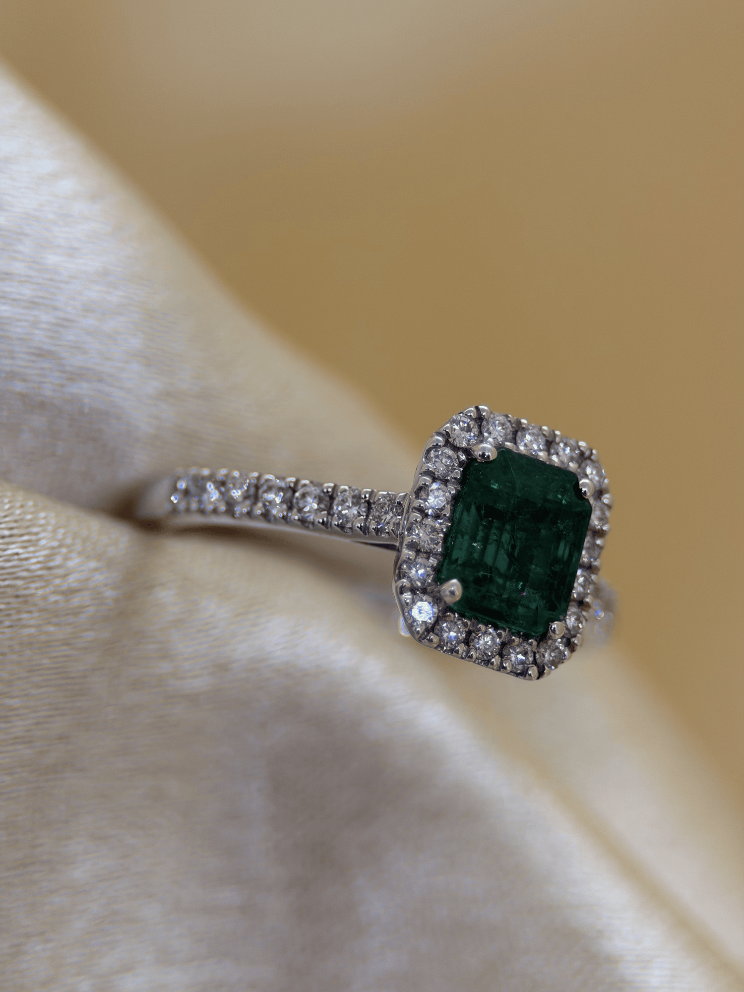 Färgstensring med Smaragd &amp; Briljanter i 18K Vitguld – 1,32 ct