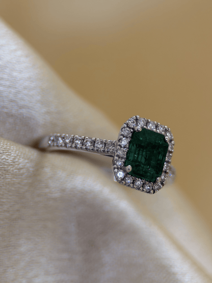 Färgstensring med Smaragd &amp; Briljanter i 18K Vitguld – 1,32 ct