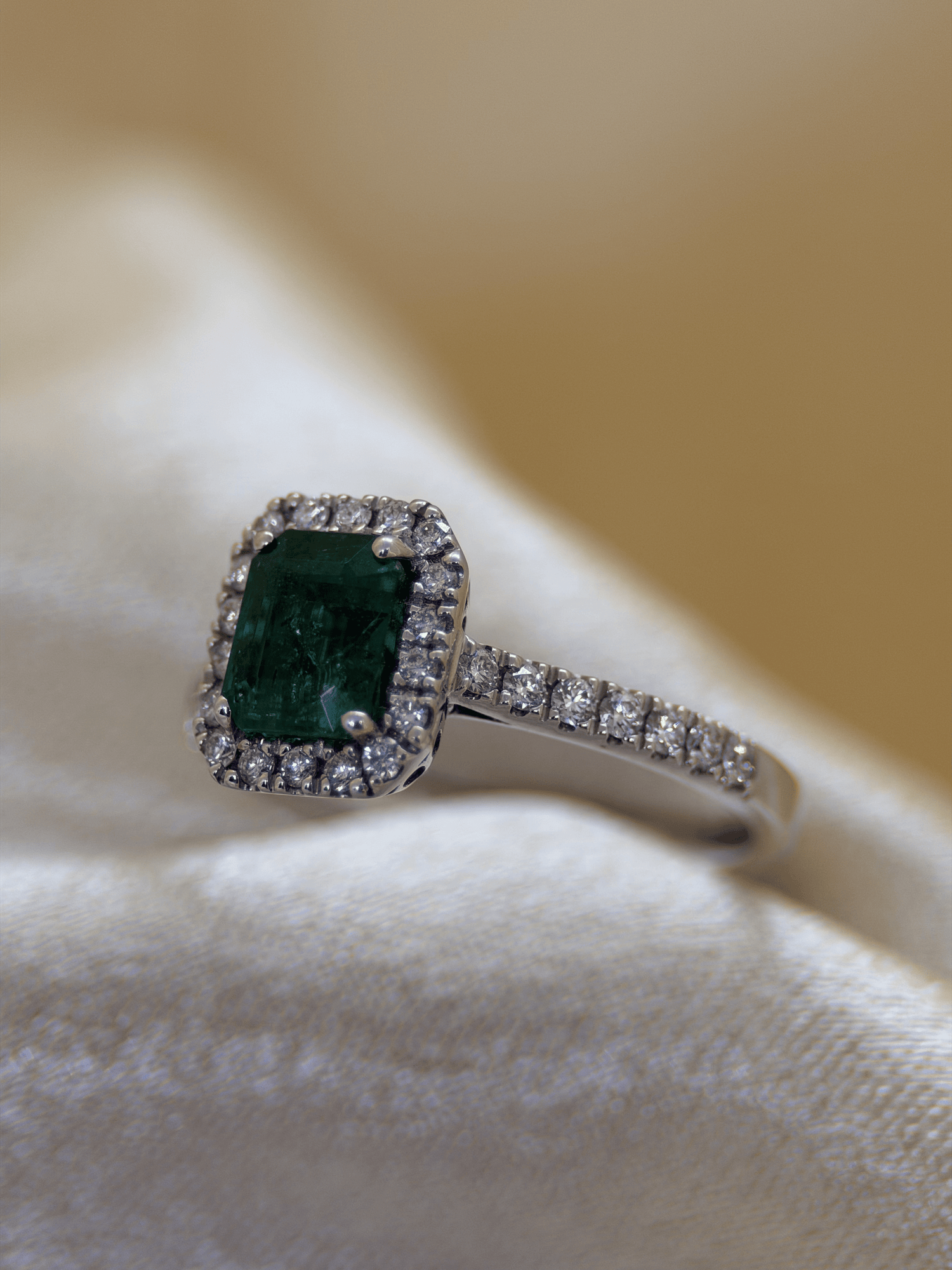 Färgstensring med Smaragd &amp; Briljanter i 18K Vitguld – 1,32 ct