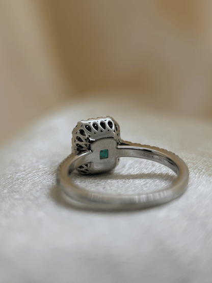 Färgstensring med Smaragd &amp; Briljanter i 18K Vitguld – 1,32 ct