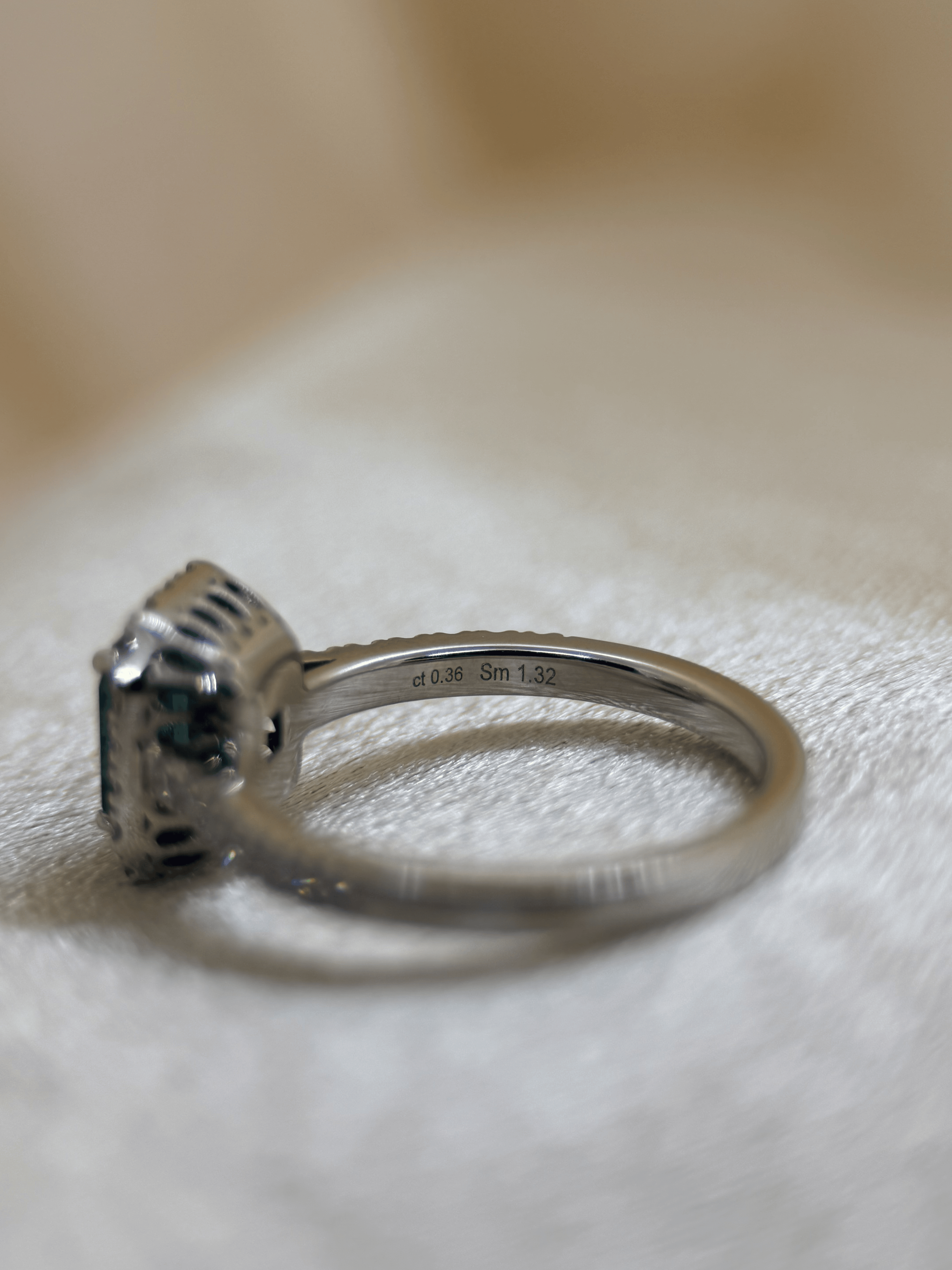 Färgstensring med Smaragd &amp; Briljanter i 18K Vitguld – 1,32 ct
