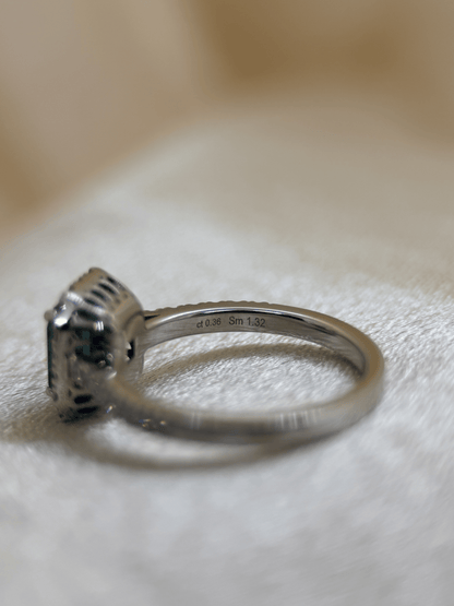 Färgstensring med Smaragd &amp; Briljanter i 18K Vitguld – 1,32 ct