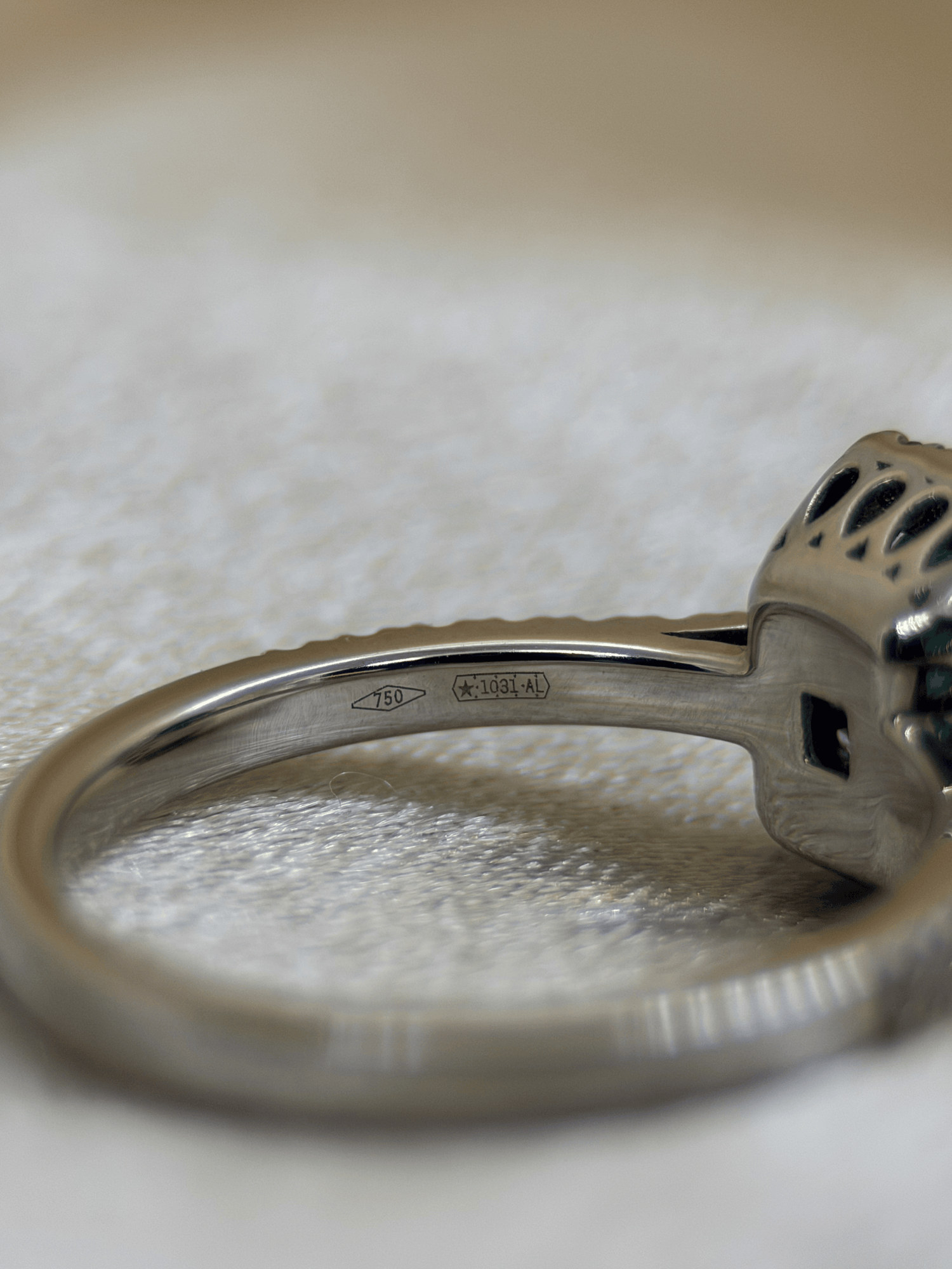 Färgstensring med Smaragd &amp; Briljanter i 18K Vitguld – 1,32 ct