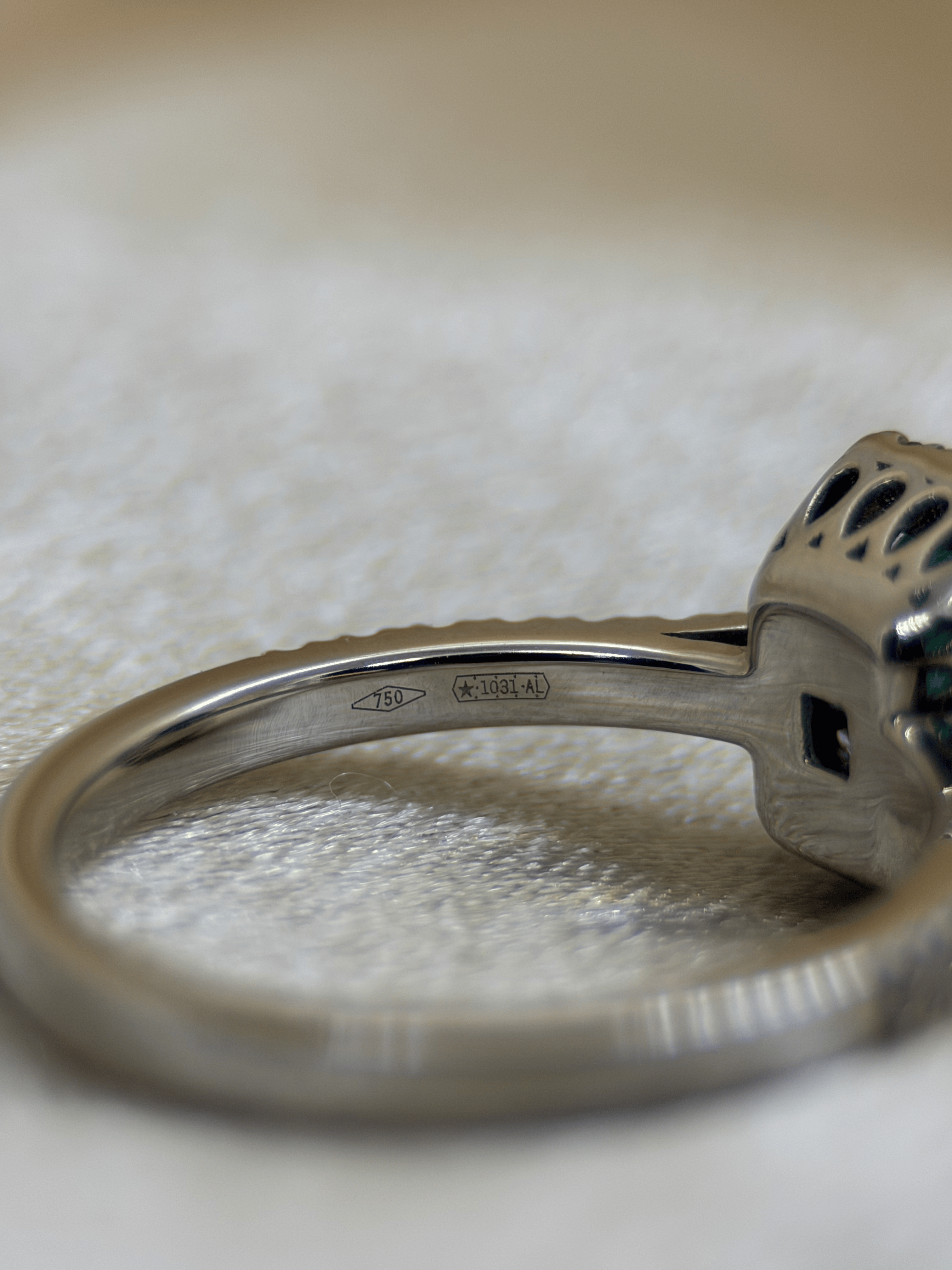 Färgstensring med Smaragd &amp; Briljanter i 18K Vitguld – 1,32 ct