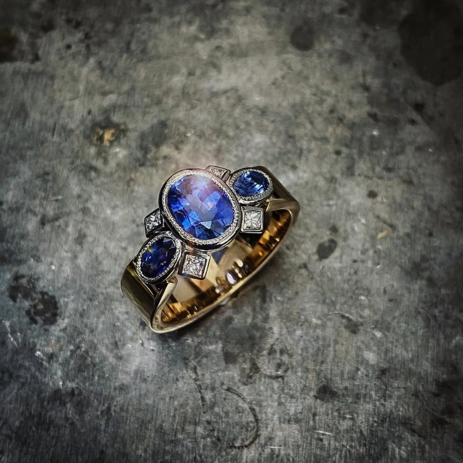 Safirer, diamanter och guld kom från kunden. Tillsammans skapade vi denna maffiga ring, tillverkad och infattad för h...