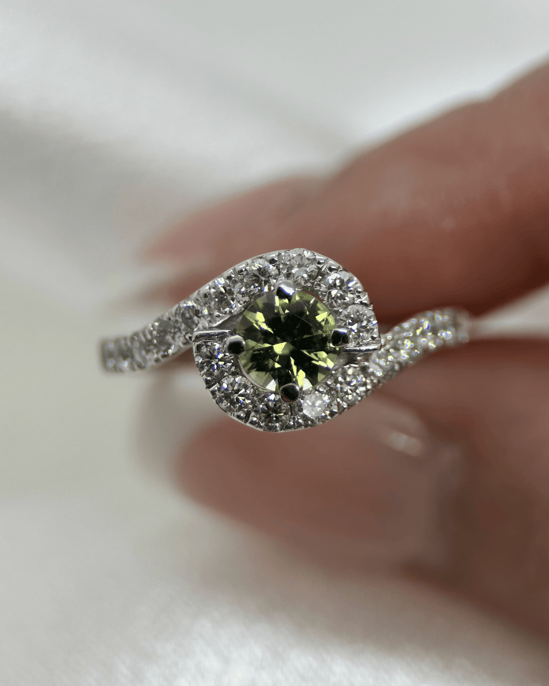 Green Tourmaline &amp; Diamond Ring in 18K White Gold – 0.50 ct