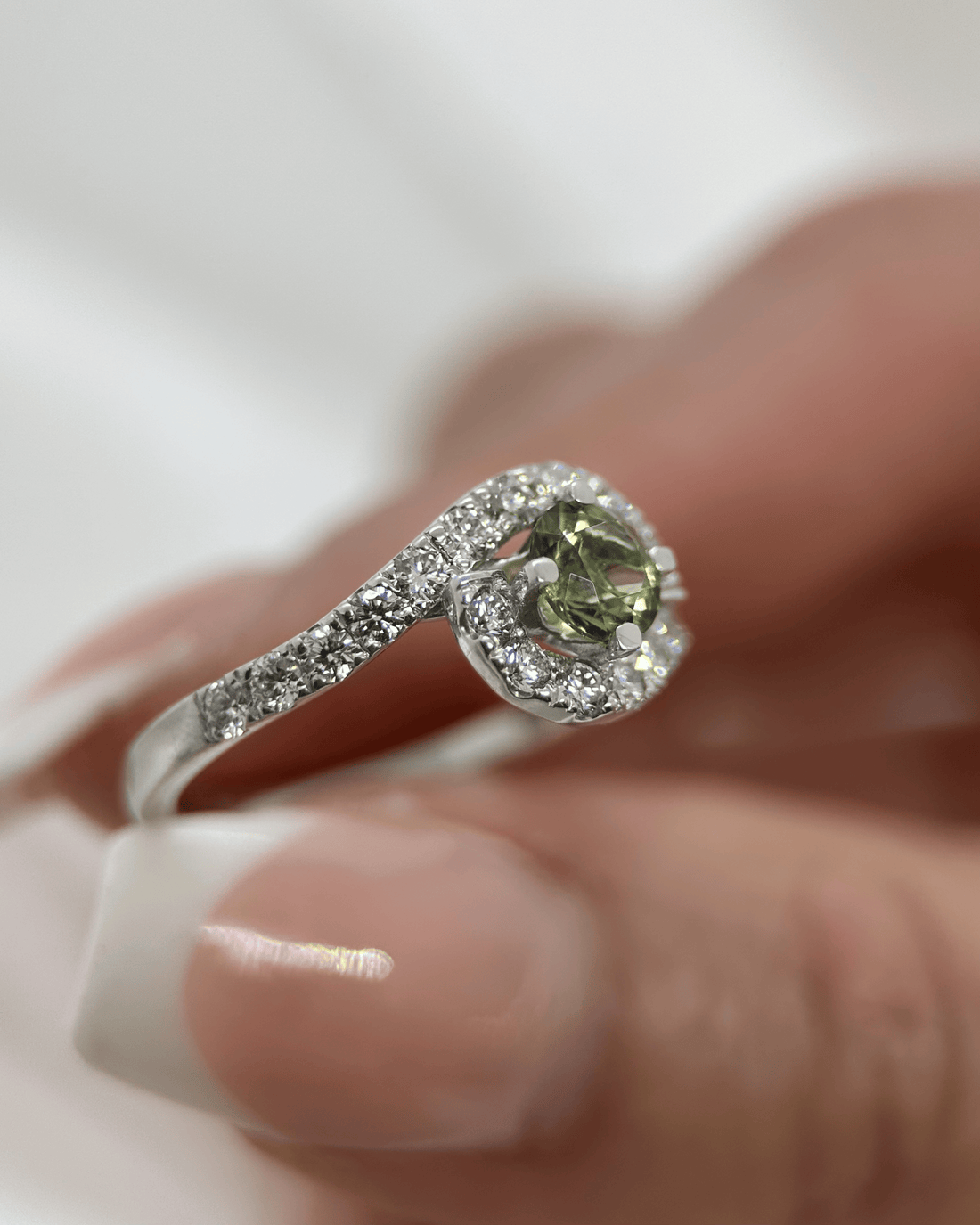Green Tourmaline &amp; Diamond Ring in 18K White Gold – 0.50 ct